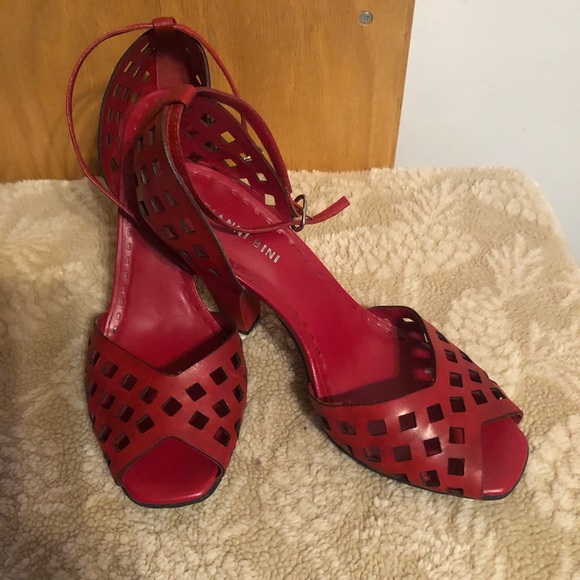 Red heels - Picture 2 of 4